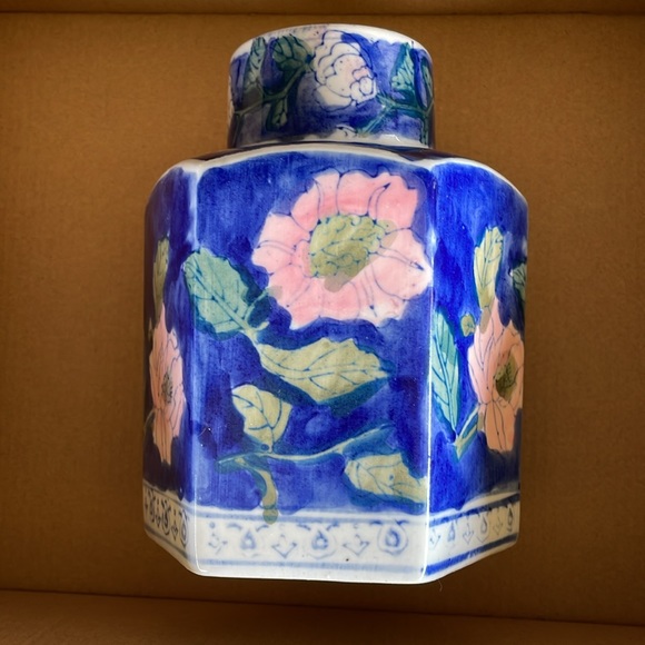 Blue & White Porcelain Chinese Hexagon Shape Ginger Jar; Floral Print - Picture 3 of 10